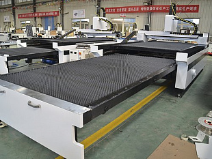 MetalTec 1530C (1500W) оптоволоконный лазерный станок для резки металла с ручной сменой рабочих столов