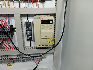 LTT-2130ZW фрезерно-гравировальный станок с ЧПУ с автоматической линейной сменой инструмента, вакуумным столом и пневмоупорами