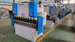 MetalTec HBM 125/3200M (E22, ручная компенсация прогиба, инвертор заднего упора) листогибочный гидравлический пресс