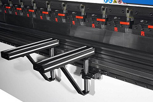 MetalTec HBM 30/1600C Листогибочные гидравлические прессы с ЧПУ контроллером TP10S